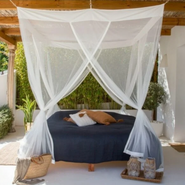 Tempat Tidur dengan Kelambu